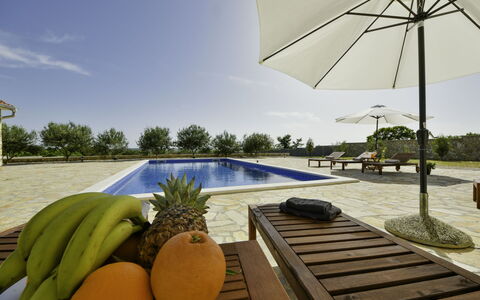 Villa Dalmacija: Himmel, Vand, Ejendom, Plante, Bygning, Skygge, Sky, Udendørs Møbler, Træ, Arecales