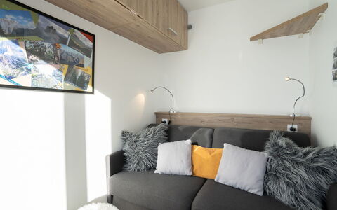 Tignes 345: Ejendom, Møbel, Couch, Komfort, Billedramme, Indretning, Bord, Belysning, Bygning, Arkitektur