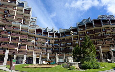 Tignes 350: Sky, Bygning, Plante, Himmel, Ejendom, Højhus, Urban Design, Ejerlejlighed, Boligområde, Kvarter