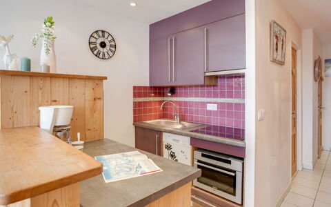 Tignes 350: Cabinetry, Countertop, Møbel, Skuffe, Bord, Træ, Køkken, Arkitektur, Hus, Komfur
