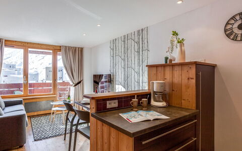 Tignes 350: Cabinetry, Møbel, Ejendom, Bord, Skuffe, Stol, Kommode, Træ, Vindue, Indretning