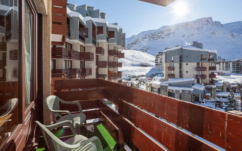 Tignes 350: Himmel, Bygning, Ejendom, Vindue, Træ, Bjerg, Hus, Urban Design, Stol, Biome