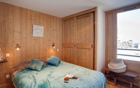 Tignes 350: Møbel, Bygning, Komfort, Azure, Træ, Textile, Indretning, Seng, Etage