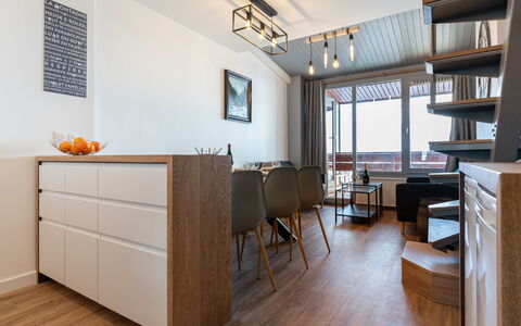 Tignes 350: Ejendom, Bord, Stol, Træ, Cabinetry, Indretning, Etage, Bygning, Væg