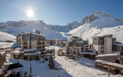 Tignes 350: Himmel, Bjerg, Sne, Bygning, Daytime, Ejendom, Hældning, Fryser, City, Sky