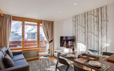Tignes 350: Bord, Ejendom, Vindue, Gardin, Indretning, Træ, Textile, Bygning, Belysning
