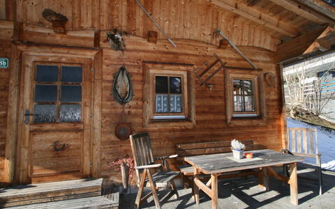 Lindenalm: Møbel, Bord, Vindue, Træ, Indretning, Sommerhus, Bygning, Etage, Hus, Hårdttræ