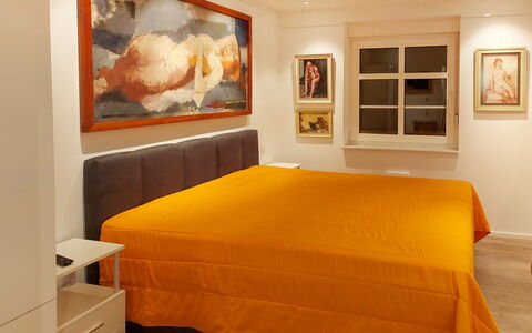 Grenzenlos: Billedramme, Møbel, Ejendom, Træ, Komfort, Orange, Textile, Bed Frame, Etage, Gulvbelægning