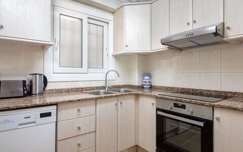 Hawai: Countertop, Cabinetry, Ejendom, Bygning, Køkkenvask, Håndvask, Komfur, Køkken Apparat, Køkken, Tap