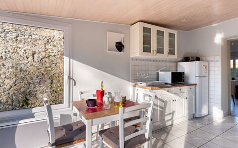 La Peite Maison: Cabinetry, Bord, Countertop, Møbel, Køkken, Træ, Belysning, Bygning, Stol, Køkken Apparat