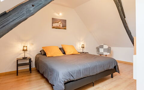 La Peite Maison: Møbel, Ejendom, Komfort, Træ, Indretning, Bygning, Belysning, Arkitektur, Cabinetry, Bed Frame