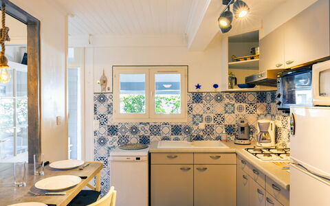 Mimizan 196: Cabinetry, Bygning, Ejendom, Countertop, Møbel, Håndvask, Skuffe, Køkken, Purple, Tap