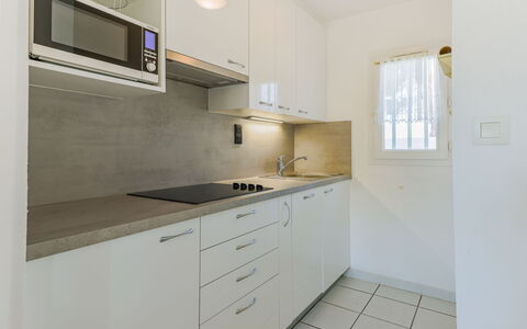 La Belle Créole: Countertop, Cabinetry, Ejendom, Tap, Bygning, Håndvask, Skuffe, Køkken, Træ, Indretning