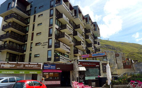 Tignes 375: Himmel, Hjul, Bygning, Bil, Køretøj, Plante, Sky, Vindue, Arkitektur