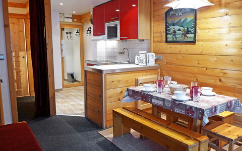Tignes 375: Værelse, Ejendom, Indretning, Møbel, Bygning, Cabinetry, Hus, Loft, Etage, Ejendom