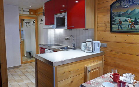 Tignes 375: Værelse, Countertop, Ejendom, Cabinetry, Køkken, Møbel, Bygning, Indretning, Hus, Hjem