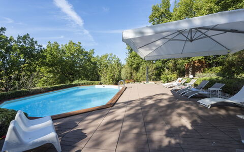 Villa Monteresi: Himmel, Vand, Sky, Svømmepøl, Skygge, Plante, Udendørs Møbler, Arkitektur, Træ, Liggestol