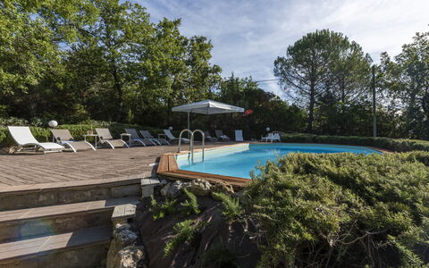 Villa Monteresi: Vand, Plante, Himmel, Svømmepøl, Sky, Træ, Stol, Paraply, Skygge, Udendørs Møbler
