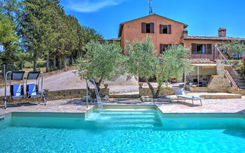Villa Montone: Vand, Plante, Himmel, Ejendom, Daytime, Bygning, Blå, Azure, Natur, Grøn