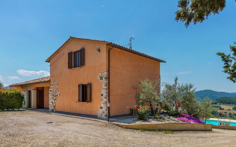 Villa Montone: Himmel, Plante, Bygning, Vindue, Dør, Træ, Hus, Land Lot, Træ, Sommerhus