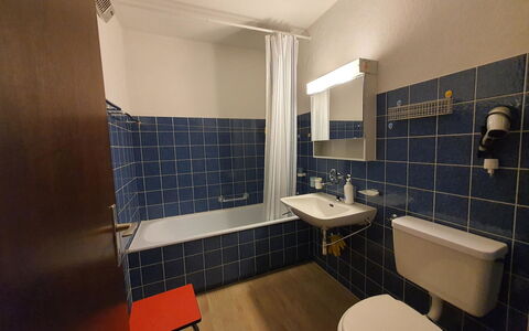 Residenz Astoria Whg. 17: Spejl, Sanitærarmatur, Tap, Håndvask, Badeværelse, Bygning, Badeværelsesvask, Purple, Indretning, Gulvbelægning