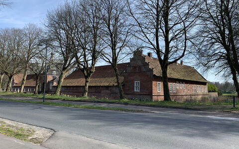 Osterloh: Himmel, Ejendom, Plante, Træ, Bygning, Land Lot, Hældning, Skygge, Asfalt, Træ