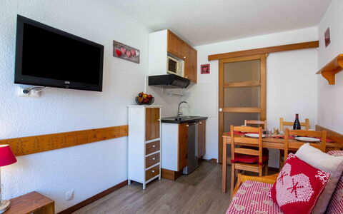 Tignes 397: Møbel, Ejendom, Træ, Indretning, Komfort, Bord, Husholdningsapparat, Gulvbelægning, Stue, Etage