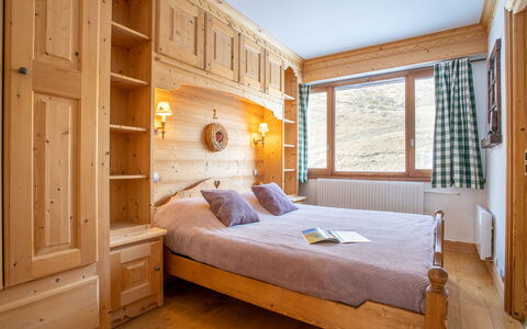 Tignes 480: Møbel, Ejendom, Cabinetry, Bygning, Vindue, Komfort, Træ, Skuffe, Indretning, Bed Frame