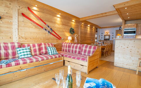 Tignes 480: Møbel, Bord, Bygning, Træ, Cabinetry, Dekoration, Belysning, Indretning, Stue, Gulvbelægning