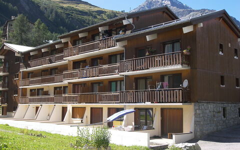 Tignes 860: Vand, Himmel, Bygning, Azure, Bjerg, Træ, Arkitektur, Krop Af Vand, Sø, Kvarter