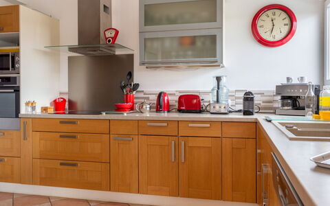 Akwaba: Tap, Køkkenvask, Cabinetry, Countertop, Håndvask, Køkken, Køkken Apparat, Sanitærarmatur, Bygning, Træ