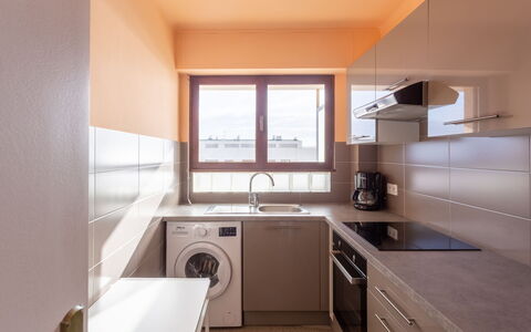 Le Lavandou 212: Cabinetry, Countertop, Håndvask, Køkkenvask, Tap, Ejendom, Komfur, Køkken, Sanitærarmatur, Bygning