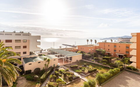 Le Lavandou 212: Sky, Himmel, Plante, Bygning, Ejendom, Vindue, Vand, Træ, Urban Design, Ejerlejlighed