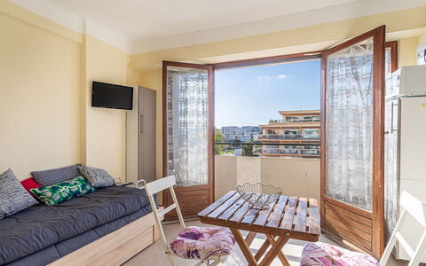 Le Lavandou 212: Lejlighed, Indretning, Møbel, Etage, Altan, Ejerlejlighed, Stol, Bejdse, Design, Dagslys