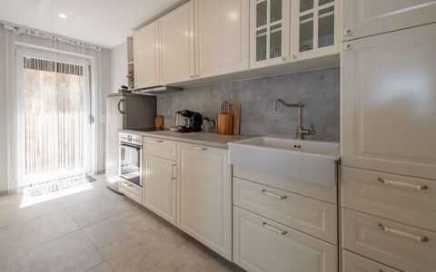 Lovran Tuliševica 407: Cabinetry, Countertop, Møbel, Bygning, Skuffe, Køkken, Håndvask, Stol, Træ
