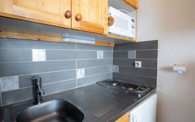 Asters 1208 Batiment B4 100.1: Køkkenvask, Tap, Ejendom, Håndvask, Bygning, Cabinetry, Sanitærarmatur, Countertop, Komfur, Køkken