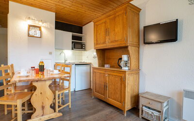 Asters 1215 Bâtiment B4 100.15: Cabinetry, Ejendom, Møbel, Countertop, Træ, Køkken, Belysning, Stol, Indretning, Bord