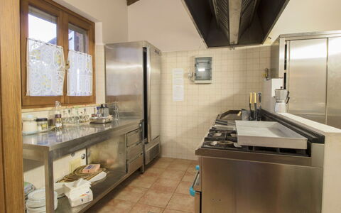Villastrada: Countertop, Cabinetry, Ejendom, Bygning, Tap, Håndvask, Vindue, Køkken, Indretning, Sanitærarmatur