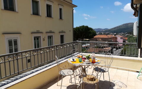 La Terrazza di Dinky: Himmel, Ejendom, Vindue, Bygning, Blomsterkrukke, Bord, Udendørs Møbler, Arkitektur, Stol, Urban Design