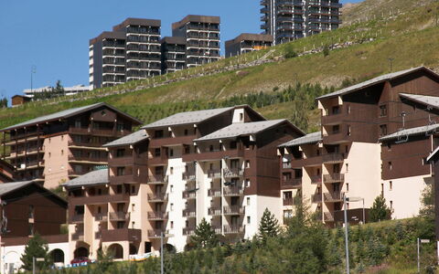 Les Menuires 170: Himmel, Bygning, Plante, Vegetationen, Urban Design, Hus, Træ, Højhus, Biome, Vindue