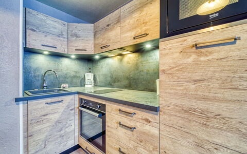 Les Menuires 170: Cabinetry, Countertop, Tap, Håndvask, Ejendom, Bygning, Sanitærarmatur, Køkkenvask, Skuffe, Træ