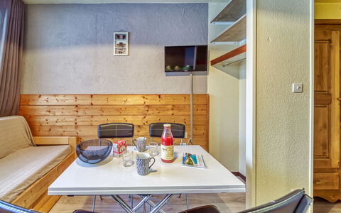 Les Menuires 170: Bord, Møbel, Bygning, Bordservice, Azure, Træ, Arkitektur, Indretning, Skygge, Etage