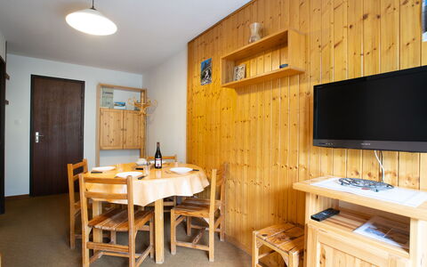 Astragale 412 a: Møbel, Ejendom, Bord, Cabinetry, Bygning, Træ, Indretning, Etage, Bejdse, Gulvbelægning