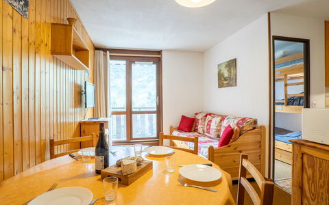 Astragale 412 a: Bord, Ejendom, Møbel, Billedramme, Bordservice, Træ, Indretning, Orange, Belysning, Arkitektur