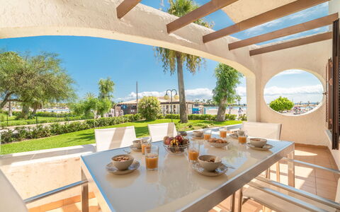 Carabela Front Beach & Pool: Bord, Himmel, Ejendom, Møbel, Bordservice, Plante, Stol, Bygning, Blomsterkrukke, Skygge
