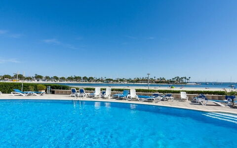 Carabela Front Beach & Pool: Vand, Himmel, Svømmepøl, Plante, Blå, Udendørs Møbler, Badeby, Fritid, Aqua, Træ