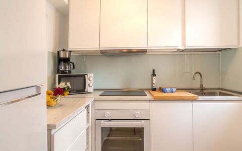 Carabela Front Beach & Pool: Cabinetry, Køkkenvask, Countertop, Ejendom, Håndvask, Bygning, Køkken, Komfur, Indretning, Tap