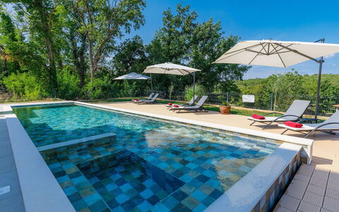 Villa Julia: Vand, Plante, Ejendom, Himmel, Møbel, Svømmepøl, Azure, Træ, Skygge, Udendørs Møbler
