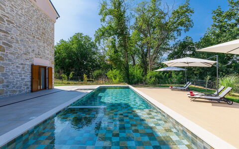 Villa Julia: Vand, Plante, Ejendom, Bygning, Himmel, Svømmepøl, Azure, Vindue, Skygge, Træ