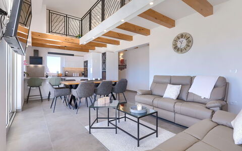 Villa Civitan: Bord, Couch, Møbel, Billedramme, Indretning, Arkitektur, Stol, Stue, Etage, Væg